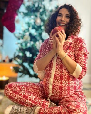 Songül Öden Instagram - Ne tuhaf bir yıldı …
Masallara, iyi niyete, güzel çocuksu dileklere hala inanmak istiyorum…🤍En büyük dileğim kızımın sağlıkla gelmesi ve çok içten diliyorum ki ;
“Yurtta sulh cihanda sulh” 🤍