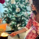 Songül Öden Instagram - Ne tuhaf bir yıldı … Masallara, iyi niyete, güzel çocuksu dileklere hala inanmak istiyorum…🤍En büyük dileğim kızımın sağlıkla gelmesi ve çok içten diliyorum ki ; “Yurtta sulh cihanda sulh” 🤍