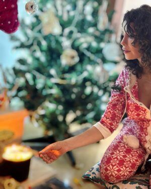 Songül Öden Instagram - Ne tuhaf bir yıldı …
Masallara, iyi niyete, güzel çocuksu dileklere hala inanmak istiyorum…🤍En büyük dileğim kızımın sağlıkla gelmesi ve çok içten diliyorum ki ;
“Yurtta sulh cihanda sulh” 🤍