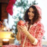 Songül Öden Instagram - Ne tuhaf bir yıldı … Masallara, iyi niyete, güzel çocuksu dileklere hala inanmak istiyorum…🤍En büyük dileğim kızımın sağlıkla gelmesi ve çok içten diliyorum ki ; “Yurtta sulh cihanda sulh” 🤍