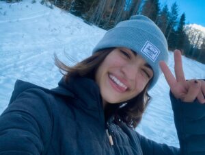 Soni Bringas Instagram - Happy New Year!!! 🎊 
there’s nothing like starting 2021 prancing through the snow while losing all feeling in your hands ❄️☃️