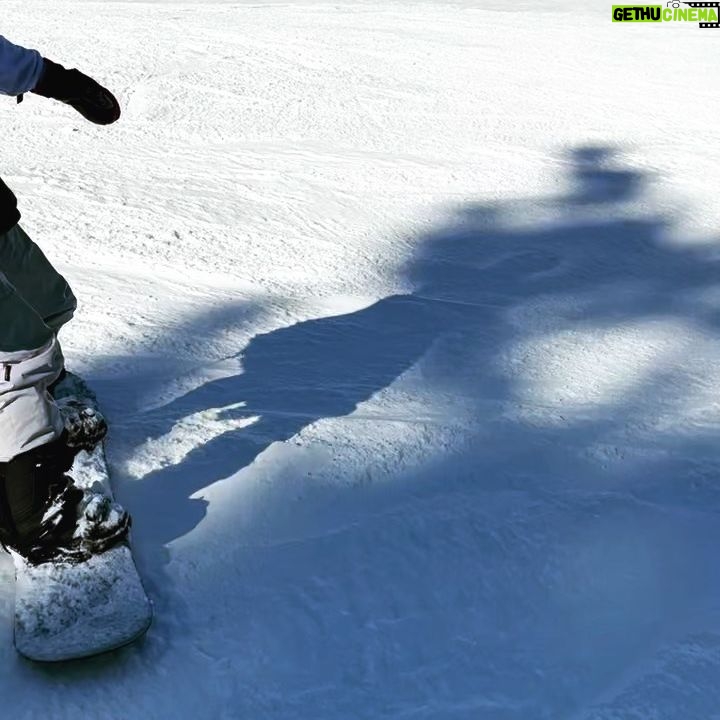 Soni Bringas Instagram - tried snowboarding for the first time and I had to edit out the 157 times I absolutely ate it 🤩🏂#stilldontunderstandhowididit