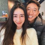 Sonia Sui Instagram - 謝謝我們一直是彼此的啦啦隊長。 無論是誰身處低谷，總有另一人仍舊瘋狂的對自己充滿信心並一路陪伴。 謝謝我們一直為彼此傾聽。 那些脆弱的，難以啟齒的，甚至不符期待的黑暗面，都有了能被理解的幸運。 謝謝我們一直讓彼此聽到別人不會對我們說的實話，即便忠言逆耳。 謝謝我們一直激勵彼此運動健身。 關心對方的健康不就是愛的基本展現嗎。 也謝謝你還是那個對的人。 還是那個當我們邊吃午餐邊說垃圾話時，會突然誠懇的說出： 「昨天晚上妳拿我的手機，非常認真比價買零食的樣子真的好好看，我打電動時一直分心看。」 這種莫名又奇異的告白的先生。 也還是那個當我臨出門工作才知道保姆突然不能來，仍能一派輕鬆對我說：「沒事啊， I got it 👍！」 然後自己在家被三個孩子折磨的神隊友。 #❤️ #柳婚 #9yearsandcounting