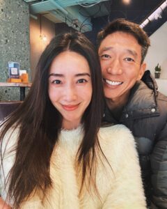 Sonia Sui Instagram - 謝謝我們一直是彼此的啦啦隊長。 無論是誰身處低谷，總有另一人仍舊瘋狂的對自己充滿信心並一路陪伴。 謝謝我們一直為彼此傾聽。 那些脆弱的，難以啟齒的，甚至不符期待的黑暗面，都有了能被理解的幸運。 謝謝我們一直讓彼此聽到別人不會對我們說的實話，即便忠言逆耳。 謝謝我們一直激勵彼此運動健身。 關心對方的健康不就是愛的基本展現嗎。 也謝謝你還是那個對的人。 還是那個當我們邊吃午餐邊說垃圾話時，會突然誠懇的說出： 「昨天晚上妳拿我的手機，非常認真比價買零食的樣子真的好好看，我打電動時一直分心看。」 這種莫名又奇異的告白的先生。 也還是那個當我臨出門工作才知道保姆突然不能來，仍能一派輕鬆對我說：「沒事啊， I got it 👍！」 然後自己在家被三個孩子折磨的神隊友。 #❤️ #柳婚 #9yearsandcounting