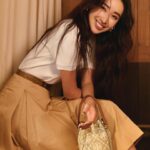 Sonia Sui Instagram - 此時此刻，我練習隨著事情自然的變化向前進，享受每個發生，更有鬆弛感的去生活。 🧡 @toryburch #ToryBurch #ToryBurchSS24 #TMonogram Make up @backstagejimywu Hair @chuan518 Photo @hazel_chiu_