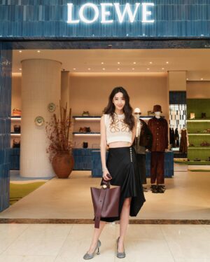 Sonia Sui Instagram - Loewe在台北微風本館重新盛大開幕，空間充滿活力兼具藝術，很時髦，很可愛，很喜歡！我和團隊比預定時間提早了半小時到，就是為了好好逛一下，但應該提早一個半小時才對❤️

#LOEWE
#LOEWEBreezeCenter
#LOEWESS24
@LOEWE

Make up @backstagejimywu 
Hair  @chuan518
Photo @hazel_chiu_