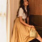 Sonia Sui Instagram - 此時此刻，我練習隨著事情自然的變化向前進，享受每個發生，更有鬆弛感的去生活。 🧡 @toryburch #ToryBurch #ToryBurchSS24 #TMonogram Make up @backstagejimywu Hair @chuan518 Photo @hazel_chiu_