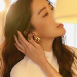 Sonia Sui Instagram - 此時此刻，我練習隨著事情自然的變化向前進，享受每個發生，更有鬆弛感的去生活。 🧡 @toryburch #ToryBurch #ToryBurchSS24 #TMonogram Make up @backstagejimywu Hair @chuan518 Photo @hazel_chiu_