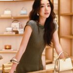 Sonia Sui Instagram - 今天參加Tory Burch Sogo復興館精品店的嶄新開幕，空間寬敞溫暖明亮，點綴了花卉圖騰、植栽和籐編元素讓人很放鬆。 還有好多適合度假的衣服🤍 @toryburch #ToryBurch #ToryBurchSS24 Make up @backstagejimywu Hair @chuan518 Photo @hazel_chiu_