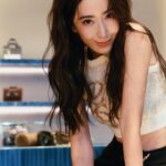 Sonia Sui Instagram - Loewe在台北微風本館重新盛大開幕，空間充滿活力兼具藝術，很時髦，很可愛，很喜歡！我和團隊比預定時間提早了半小時到，就是為了好好逛一下，但應該提早一個半小時才對❤️ #LOEWE #LOEWEBreezeCenter #LOEWESS24 @LOEWE Make up @backstagejimywu Hair @chuan518 Photo @hazel_chiu_