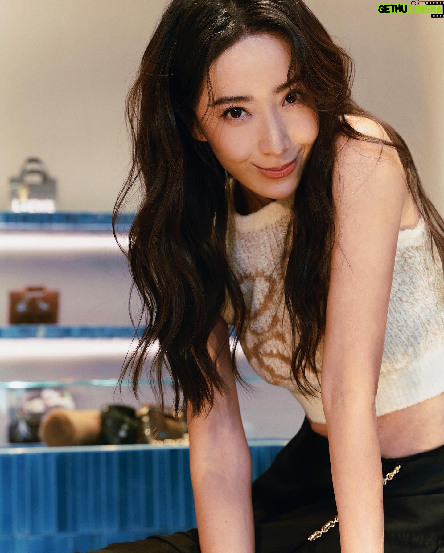 Sonia Sui - 18.6K Likes - Loewe在台北微風本館重新盛大開幕,空間充滿活力兼具藝術,很時髦,很可愛,很喜歡!我和團隊比預定時間提早了半小時到,就是為了好好逛一下,但應該提早一個半小時才對❤️
#LOEWE
#LOEWEBreezeCenter
#LOEWESS24
@LOEWE
Make up @backstagejimywu
Hair @chuan518
Photo @hazel_chiu_