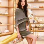 Sonia Sui Instagram - 今天參加Tory Burch Sogo復興館精品店的嶄新開幕，空間寬敞溫暖明亮，點綴了花卉圖騰、植栽和籐編元素讓人很放鬆。 還有好多適合度假的衣服🤍 @toryburch #ToryBurch #ToryBurchSS24 Make up @backstagejimywu Hair @chuan518 Photo @hazel_chiu_