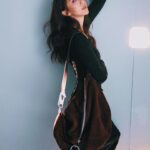 Sonia Sui Instagram - 先說包， 帥美的大包回來了！率性耐裝還讓人看起來變瘦變小隻，喜歡❤️ @burberry 昨晚看完了貝克漢的記錄片，整個印象最深刻的莫過於：他的心理素質之強健穩固是到了令人咋舌的地步了！！原來這就是他之所以是他啊⋯⋯！ #看過英國隊長的低潮後會覺得自己人生十分光明 #關關極難過仍是關關過 #很勵志 #嚴父功不可沒 #但也忍不住反思 #我會不會對小孩太溫柔🙃 #Burberry Make up @backstagejimywu Hair @chuan518 Photo @icura2000