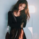 Sonia Sui Instagram - 先說包， 帥美的大包回來了！率性耐裝還讓人看起來變瘦變小隻，喜歡❤️ @burberry 昨晚看完了貝克漢的記錄片，整個印象最深刻的莫過於：他的心理素質之強健穩固是到了令人咋舌的地步了！！原來這就是他之所以是他啊⋯⋯！ #看過英國隊長的低潮後會覺得自己人生十分光明 #關關極難過仍是關關過 #很勵志 #嚴父功不可沒 #但也忍不住反思 #我會不會對小孩太溫柔🙃 #Burberry Make up @backstagejimywu Hair @chuan518 Photo @icura2000