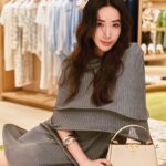 Sonia Sui Instagram - 今天參加Tory Burch Sogo復興館精品店的嶄新開幕，空間寬敞溫暖明亮，點綴了花卉圖騰、植栽和籐編元素讓人很放鬆。 還有好多適合度假的衣服🤍 @toryburch #ToryBurch #ToryBurchSS24 Make up @backstagejimywu Hair @chuan518 Photo @hazel_chiu_