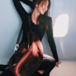 Sonia Sui Instagram - 先說包， 帥美的大包回來了！率性耐裝還讓人看起來變瘦變小隻，喜歡❤️ @burberry 昨晚看完了貝克漢的記錄片，整個印象最深刻的莫過於：他的心理素質之強健穩固是到了令人咋舌的地步了！！原來這就是他之所以是他啊⋯⋯！ #看過英國隊長的低潮後會覺得自己人生十分光明 #關關極難過仍是關關過 #很勵志 #嚴父功不可沒 #但也忍不住反思 #我會不會對小孩太溫柔🙃 #Burberry Make up @backstagejimywu Hair @chuan518 Photo @icura2000
