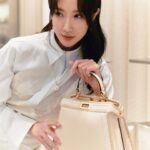 Sonia Sui Instagram – Fendi 23 秋冬系列的二元、實用、優雅與叛逆的衝突，
🤍🩵🖤愛🖤🩵🤍

@FENDI 
@weibirdmusic 
#FendiFW23

Make up @backstagejimywu
Hair  @joshua_fotofoto
Photo @hazel_chiu_