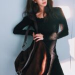 Sonia Sui Instagram - 先說包， 帥美的大包回來了！率性耐裝還讓人看起來變瘦變小隻，喜歡❤️ @burberry 昨晚看完了貝克漢的記錄片，整個印象最深刻的莫過於：他的心理素質之強健穩固是到了令人咋舌的地步了！！原來這就是他之所以是他啊⋯⋯！ #看過英國隊長的低潮後會覺得自己人生十分光明 #關關極難過仍是關關過 #很勵志 #嚴父功不可沒 #但也忍不住反思 #我會不會對小孩太溫柔🙃 #Burberry Make up @backstagejimywu Hair @chuan518 Photo @icura2000