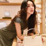 Sonia Sui Instagram - 今天參加Tory Burch Sogo復興館精品店的嶄新開幕，空間寬敞溫暖明亮，點綴了花卉圖騰、植栽和籐編元素讓人很放鬆。 還有好多適合度假的衣服🤍 @toryburch #ToryBurch #ToryBurchSS24 Make up @backstagejimywu Hair @chuan518 Photo @hazel_chiu_