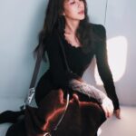 Sonia Sui Instagram - 先說包， 帥美的大包回來了！率性耐裝還讓人看起來變瘦變小隻，喜歡❤️ @burberry 昨晚看完了貝克漢的記錄片，整個印象最深刻的莫過於：他的心理素質之強健穩固是到了令人咋舌的地步了！！原來這就是他之所以是他啊⋯⋯！ #看過英國隊長的低潮後會覺得自己人生十分光明 #關關極難過仍是關關過 #很勵志 #嚴父功不可沒 #但也忍不住反思 #我會不會對小孩太溫柔🙃 #Burberry Make up @backstagejimywu Hair @chuan518 Photo @icura2000