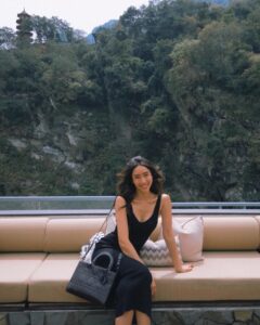 Sonia Sui Instagram - 結婚這麼多年了，很慶幸先生一直堅守著夫妻感情是婚姻基石的初衷與我相處。這兩天他安排了一趟花蓮的三天小旅行，本以為都到了如此美麗的太魯閣，走走步道看看風景好像是必要的吧？結果飯店的一切設施都很完美，服務和食物更是無法挑剔的細心體貼優秀，因此我們可以說是一步都沒有踏出去過😆（唯一的一次是在健身房運動完後我們走去對面小7找茶葉蛋，但沒找到，後來折返回飯店後居然在lounge吃到了，這什麼神奇的峽谷客棧） 健行只能留待下次再回來了🤍 #ourtime #tarokogorge #DiorSS24