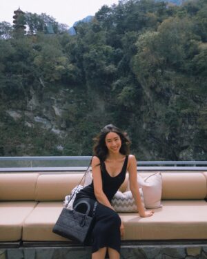 Sonia Sui Instagram - 結婚這麼多年了，很慶幸先生一直堅守著夫妻感情是婚姻基石的初衷與我相處。這兩天他安排了一趟花蓮的三天小旅行，本以為都到了如此美麗的太魯閣，走走步道看看風景好像是必要的吧？結果飯店的一切設施都很完美，服務和食物更是無法挑剔的細心體貼優秀，因此我們可以說是一步都沒有踏出去過😆（唯一的一次是在健身房運動完後我們走去對面小7找茶葉蛋，但沒找到，後來折返回飯店後居然在lounge吃到了，這什麼神奇的峽谷客棧）
健行只能留待下次再回來了🤍

#ourtime
#tarokogorge 
#DiorSS24