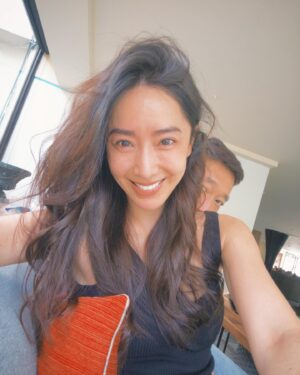 Sonia Sui Instagram - 結婚這麼多年了，很慶幸先生一直堅守著夫妻感情是婚姻基石的初衷與我相處。這兩天他安排了一趟花蓮的三天小旅行，本以為都到了如此美麗的太魯閣，走走步道看看風景好像是必要的吧？結果飯店的一切設施都很完美，服務和食物更是無法挑剔的細心體貼優秀，因此我們可以說是一步都沒有踏出去過😆（唯一的一次是在健身房運動完後我們走去對面小7找茶葉蛋，但沒找到，後來折返回飯店後居然在lounge吃到了，這什麼神奇的峽谷客棧）
健行只能留待下次再回來了🤍

#ourtime
#tarokogorge 
#DiorSS24