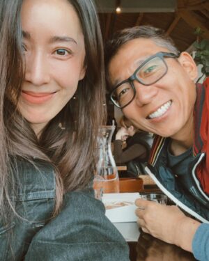 Sonia Sui Instagram - 結婚這麼多年了，很慶幸先生一直堅守著夫妻感情是婚姻基石的初衷與我相處。這兩天他安排了一趟花蓮的三天小旅行，本以為都到了如此美麗的太魯閣，走走步道看看風景好像是必要的吧？結果飯店的一切設施都很完美，服務和食物更是無法挑剔的細心體貼優秀，因此我們可以說是一步都沒有踏出去過😆（唯一的一次是在健身房運動完後我們走去對面小7找茶葉蛋，但沒找到，後來折返回飯店後居然在lounge吃到了，這什麼神奇的峽谷客棧）
健行只能留待下次再回來了🤍

#ourtime
#tarokogorge 
#DiorSS24