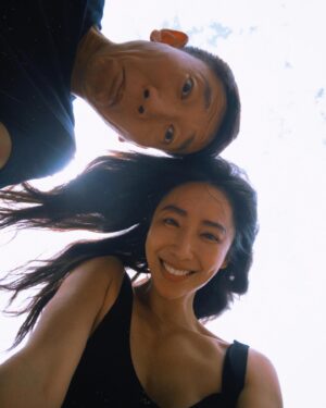 Sonia Sui Instagram - 結婚這麼多年了，很慶幸先生一直堅守著夫妻感情是婚姻基石的初衷與我相處。這兩天他安排了一趟花蓮的三天小旅行，本以為都到了如此美麗的太魯閣，走走步道看看風景好像是必要的吧？結果飯店的一切設施都很完美，服務和食物更是無法挑剔的細心體貼優秀，因此我們可以說是一步都沒有踏出去過😆（唯一的一次是在健身房運動完後我們走去對面小7找茶葉蛋，但沒找到，後來折返回飯店後居然在lounge吃到了，這什麼神奇的峽谷客棧）
健行只能留待下次再回來了🤍

#ourtime
#tarokogorge 
#DiorSS24