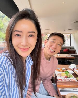 Sonia Sui Instagram - 結婚這麼多年了，很慶幸先生一直堅守著夫妻感情是婚姻基石的初衷與我相處。這兩天他安排了一趟花蓮的三天小旅行，本以為都到了如此美麗的太魯閣，走走步道看看風景好像是必要的吧？結果飯店的一切設施都很完美，服務和食物更是無法挑剔的細心體貼優秀，因此我們可以說是一步都沒有踏出去過😆（唯一的一次是在健身房運動完後我們走去對面小7找茶葉蛋，但沒找到，後來折返回飯店後居然在lounge吃到了，這什麼神奇的峽谷客棧）
健行只能留待下次再回來了🤍

#ourtime
#tarokogorge 
#DiorSS24