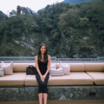 Sonia Sui Instagram - 結婚這麼多年了，很慶幸先生一直堅守著夫妻感情是婚姻基石的初衷與我相處。這兩天他安排了一趟花蓮的三天小旅行，本以為都到了如此美麗的太魯閣，走走步道看看風景好像是必要的吧？結果飯店的一切設施都很完美，服務和食物更是無法挑剔的細心體貼優秀，因此我們可以說是一步都沒有踏出去過😆（唯一的一次是在健身房運動完後我們走去對面小7找茶葉蛋，但沒找到，後來折返回飯店後居然在lounge吃到了，這什麼神奇的峽谷客棧） 健行只能留待下次再回來了🤍 #ourtime #tarokogorge #DiorSS24