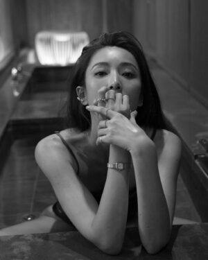 Sonia Sui Instagram - 在地球上的時間越久，越喜歡小小的細緻的事物。
尤其是認識一個人，喜歡一個人，都是從那些微不足道但能感受餘韻繚繞的角度。
常常跟身邊的人說，做人太難了，做太多做太少，都有人迫不及待跳出來對我們指指點點，但，我們每一個人每一個行為，都是遊走在太多太少之間，就算那一個幾乎不可能存在的、最靠近那剛剛好完美的中心點的人，世界上還是有大把人能找到大把理由去討厭。
事實是，要討厭一個人太容易了，那是人的一面本性，無需過度苛責。但在每次評斷別人後，或許反思自己真的時時刻刻方方面面都完美嗎？完美到能恣意批評別人嗎？然後下次，就提醒自己柔軟一點。

覺得，每個人都在成為更好的自己的路上，而我很喜歡現在容易去喜歡以及欣賞別人的自己。

#沒有人是完美的
#我們都在成為更好的自己的路上
#用細緻的角度看待別人細緻的特質
#細緻的金工工藝也最喜歡
#agetetw
#tungrp

@agete_taiwan @tun_grp
