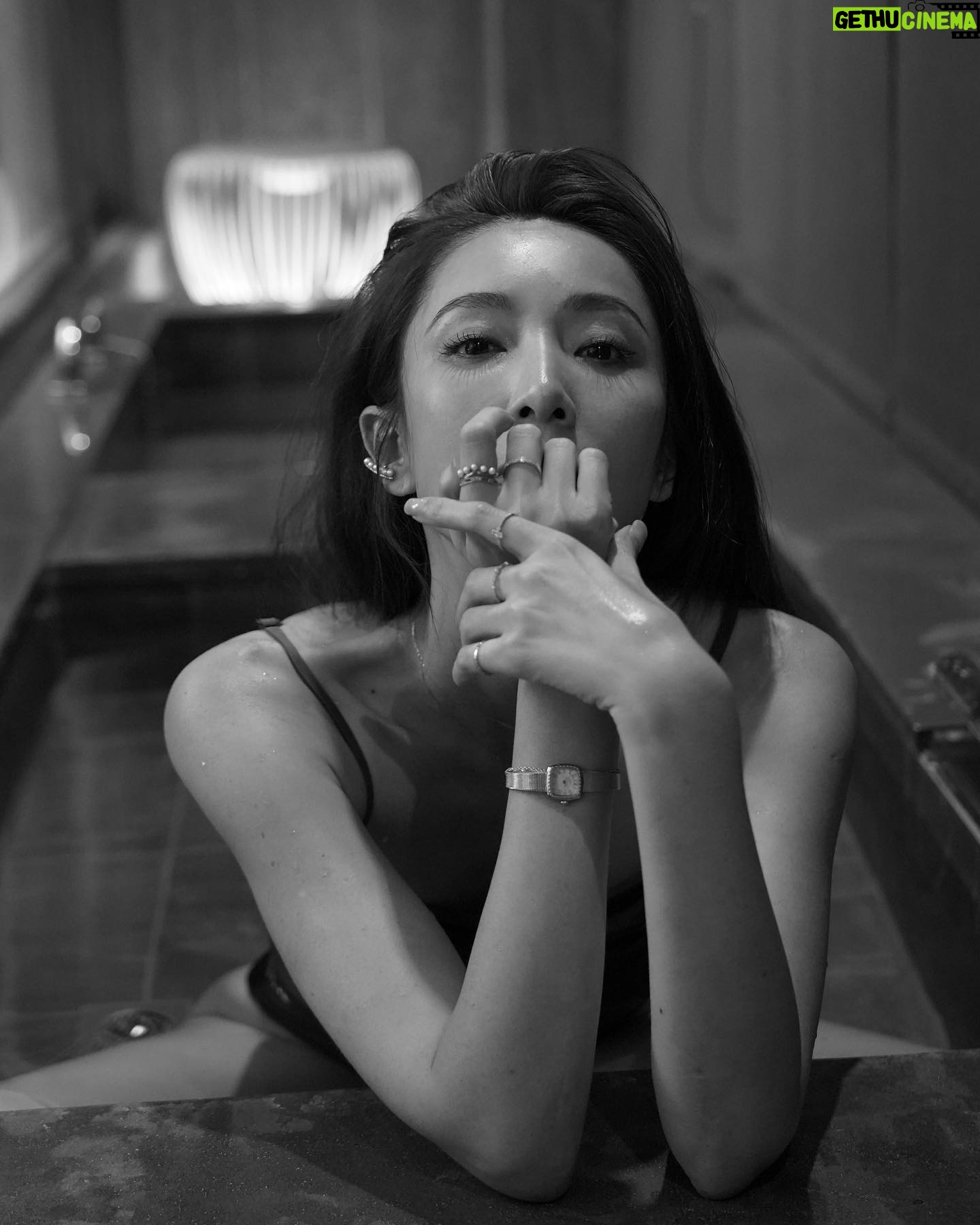 Sonia Sui - 51.7K Likes - 在地球上的時間越久,越喜歡小小的細緻的事物。
尤其是認識一個人,喜歡一個人,都是從那些微不足道但能感受餘韻繚繞的角度。
常常跟身邊的人說,做人太難了,做太多做太少,都有人迫不及待跳出來對我們指指點點,但,我們每一個人每一個行為,都是遊走在太多太少之間,就算那一個幾乎不可能存在的、最靠近那剛剛好完美的中心點的人,世界上還是有大把人能找到大把理由去討厭。
事實是,要討厭一個人太容易了,那是人的一面本性,無需過度苛責。但在每次評斷別人後,或許反思自己真的時時刻刻方方面面都完美嗎?完美到能恣意批評別人嗎?然後下次,就提醒自己柔軟一點。
覺得,每個人都在成為更好的自己的路上,而我很喜歡現在容易去喜歡以及欣賞別人的自己。
#沒有人是完美的
#我們都在成為更好的自己的路上
#用細緻的角度看待別人細緻的特質
#細緻的金工工藝也最喜歡
#agetetw
#tungrp
@agete_taiwan @tun_grp