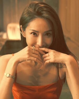 Sonia Sui Instagram - 在地球上的時間越久，越喜歡小小的細緻的事物。
尤其是認識一個人，喜歡一個人，都是從那些微不足道但能感受餘韻繚繞的角度。
常常跟身邊的人說，做人太難了，做太多做太少，都有人迫不及待跳出來對我們指指點點，但，我們每一個人每一個行為，都是遊走在太多太少之間，就算那一個幾乎不可能存在的、最靠近那剛剛好完美的中心點的人，世界上還是有大把人能找到大把理由去討厭。
事實是，要討厭一個人太容易了，那是人的一面本性，無需過度苛責。但在每次評斷別人後，或許反思自己真的時時刻刻方方面面都完美嗎？完美到能恣意批評別人嗎？然後下次，就提醒自己柔軟一點。

覺得，每個人都在成為更好的自己的路上，而我很喜歡現在容易去喜歡以及欣賞別人的自己。

#沒有人是完美的
#我們都在成為更好的自己的路上
#用細緻的角度看待別人細緻的特質
#細緻的金工工藝也最喜歡
#agetetw
#tungrp

@agete_taiwan @tun_grp