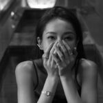 Sonia Sui Instagram - 在地球上的時間越久，越喜歡小小的細緻的事物。 尤其是認識一個人，喜歡一個人，都是從那些微不足道但能感受餘韻繚繞的角度。 常常跟身邊的人說，做人太難了，做太多做太少，都有人迫不及待跳出來對我們指指點點，但，我們每一個人每一個行為，都是遊走在太多太少之間，就算那一個幾乎不可能存在的、最靠近那剛剛好完美的中心點的人，世界上還是有大把人能找到大把理由去討厭。 事實是，要討厭一個人太容易了，那是人的一面本性，無需過度苛責。但在每次評斷別人後，或許反思自己真的時時刻刻方方面面都完美嗎？完美到能恣意批評別人嗎？然後下次，就提醒自己柔軟一點。 覺得，每個人都在成為更好的自己的路上，而我很喜歡現在容易去喜歡以及欣賞別人的自己。 #沒有人是完美的 #我們都在成為更好的自己的路上 #用細緻的角度看待別人細緻的特質 #細緻的金工工藝也最喜歡 #agetetw #tungrp @agete_taiwan @tun_grp