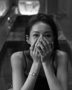 Sonia Sui Instagram - 在地球上的時間越久，越喜歡小小的細緻的事物。
尤其是認識一個人，喜歡一個人，都是從那些微不足道但能感受餘韻繚繞的角度。
常常跟身邊的人說，做人太難了，做太多做太少，都有人迫不及待跳出來對我們指指點點，但，我們每一個人每一個行為，都是遊走在太多太少之間，就算那一個幾乎不可能存在的、最靠近那剛剛好完美的中心點的人，世界上還是有大把人能找到大把理由去討厭。
事實是，要討厭一個人太容易了，那是人的一面本性，無需過度苛責。但在每次評斷別人後，或許反思自己真的時時刻刻方方面面都完美嗎？完美到能恣意批評別人嗎？然後下次，就提醒自己柔軟一點。

覺得，每個人都在成為更好的自己的路上，而我很喜歡現在容易去喜歡以及欣賞別人的自己。

#沒有人是完美的
#我們都在成為更好的自己的路上
#用細緻的角度看待別人細緻的特質
#細緻的金工工藝也最喜歡
#agetetw
#tungrp

@agete_taiwan @tun_grp