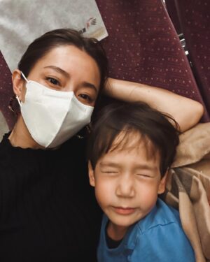 Sonia Sui Instagram - 昨天趁休假，帶著奧里寶包當天來回高雄了一趟，
見了想念的好友和她美好的三寶。
只是閒話家常幾句，胸前那顆每天為生活和家庭發電發到雖不致於疲弱不振但總覺得電路不穩的小心臟，又感到再次正常運作了。

回家路上一直感受著自己的幸運，

覺得，擁有一個充滿智慧卻從不恣意評斷，
願意接受我的好與不好，又總是禍福與共，
還可以一起瘋再一起感性，一起廢話連篇又一起幹正事的好友，真棒🤍

#遠距友情
#當兩人都是三寶媽
#要見面那真是個難上加難
#靠天天看彼此ig限動順便聊個兩句維繫友誼濃度
#ootd
#連身body穿搭
#瑪麗蓮塑身衣