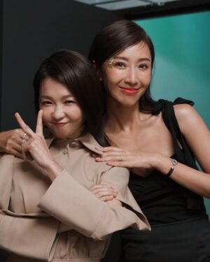 Sonia Sui Instagram - 我們給的，是愛的人想要的嗎？
如果是，就是親愛的？
如果不是，就是壞蛋？
親愛壞蛋，4/21號晚上十點在三立都會台跟你見面。

另外，我沒有「濺血」啦😀
只是因為腫的部份無法用化妝品蓋掉，只好貼起來遮醜（真的沒事，些微瘀青和痂皮應該兩天就好了）
自己不小心造成的，勿掛🤍

謝謝團隊
Dress : @unspoken
Shoes ： @aquazzura @yvessy_co_ltd
Accessories：@chaumetofficial #Chaumet #Josephine
Makeup : @backstagejimywu
Hair : @chuan518
Stylist ：@eavecning @ningstyling
#親愛壞蛋