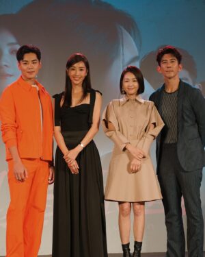 Sonia Sui Instagram - 我們給的，是愛的人想要的嗎？
如果是，就是親愛的？
如果不是，就是壞蛋？
親愛壞蛋，4/21號晚上十點在三立都會台跟你見面。

另外，我沒有「濺血」啦😀
只是因為腫的部份無法用化妝品蓋掉，只好貼起來遮醜（真的沒事，些微瘀青和痂皮應該兩天就好了）
自己不小心造成的，勿掛🤍

謝謝團隊
Dress : @unspoken
Shoes ： @aquazzura @yvessy_co_ltd
Accessories：@chaumetofficial #Chaumet #Josephine
Makeup : @backstagejimywu
Hair : @chuan518
Stylist ：@eavecning @ningstyling
#親愛壞蛋