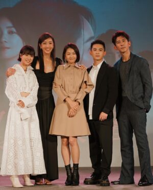 Sonia Sui Instagram - 我們給的，是愛的人想要的嗎？
如果是，就是親愛的？
如果不是，就是壞蛋？
親愛壞蛋，4/21號晚上十點在三立都會台跟你見面。

另外，我沒有「濺血」啦😀
只是因為腫的部份無法用化妝品蓋掉，只好貼起來遮醜（真的沒事，些微瘀青和痂皮應該兩天就好了）
自己不小心造成的，勿掛🤍

謝謝團隊
Dress : @unspoken
Shoes ： @aquazzura @yvessy_co_ltd
Accessories：@chaumetofficial #Chaumet #Josephine
Makeup : @backstagejimywu
Hair : @chuan518
Stylist ：@eavecning @ningstyling
#親愛壞蛋