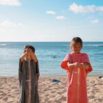 Sonia Sui Instagram – 前幾天看了Netflix 裡的一部關於已逝名廚作家波登的紀錄片「行遍天下：安東尼波登電影」，才想起他已經離開這個世界5年了。
裡面波登一如既往的赤裸直接，把他感受到的荒謬、浪漫、不滿和疑惑等等，無論是關於他自身或是關於這世界，透過他嘲諷式的口白讓觀眾感同身受，好令人懷念。

整部紀錄片當中，讓我印象特別深刻的是一段8年前他訪問龐克樂先鋒人物Iggy Pop 的影像。

影片裡，這兩個從年輕時起就放浪不羈，並對世界充滿高張力喜惡的六十多歲老男人一起平靜的吃飯。
波登看著他眼前的Iggy，他想知道對Iggy時至今日的傳奇人生來說，「還有什麼事情會牽動你？令你感到快樂到激動不已？」

沒想到，搖滾巨星的表情開始出現一絲難為情，但最終真誠的笑著回答了波登：

「被愛。」
「以及真心感激給我愛的人。」

這答案讓人充滿共鳴。
我想，對於充滿浪漫情懷的波登來說更是。

尤其在紀錄片後段，描述了波登因為工作繁忙和妻子離異，再到和義大利女演員相戀又失戀時，這個看似擁有令人稱羨的一切的男人，依然在世界各地旅行與工作，只是當他一個人在酒莊大宅做著菜，一個人在葡萄樹下和夕陽對飲，他的獨白也讓他顯得脆弱無比：

「當你孤身一人的時候，
是在一個很糟的地方比較慘？
還是在一個超棒的地方卻沒人可以分享比較慘？」

我想，人終其一生就是會不斷遭受痛苦，無論你是誰，甚至無論你有沒有得到想要的。
因為世上沒有一種得到是可以永遠緊握在手中。
我們能做的，只有在攀上高峰時，好好享受當下，因為它會過去；而在低谷徘徊時，不需氣餒喪志，因為它也會過去。

只是，在這些追逐與失去不斷輪迴的日子之間，如果有一個願意給予你愛的人在身邊，就是能夠讓一切都好像⋯⋯沒那麼困難了吧。

#那些習以為常的愛最珍貴
#被愛很幸福
#更要學習成為不吝付出愛的人
#我在夏威夷的日子
#未完待續
