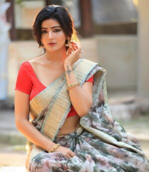 Soniya Bansal Instagram - Be who you are and say what you feel, because those who mind don't matter, and those who matter don't mind.  Credits for saree

Outfit @kaaishabyshalini
Hand accessories @aquamarine_jewellery
Neckpiece @rubans.in @oakpinionpr
Styled by @shru_birla