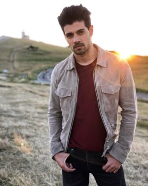 Sooraj Pancholi Instagram - #WeekendMotivation 🙌🏽⚡️