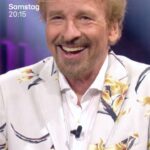 Sophia Thomalla Instagram - Turbulente Samstagabend-Show gefällig? 😏 Morgen um 20:15 Uhr starten Barbara Schöneberger, Thomas Gottschalk und Günther Jauch in eine neue Ausgabe „Denn sie wissen nicht, was passiert!“ 😍 Und sie werden sich die Bühne mit fantastischen Gästen teilen: Sophia Thomalla, Torsten Sträter und die Ehrlich Brothers werden die drei Entertainer herausfordern und verzaubern 🧙‍♂️ Gerne pünktlich um 20:15 Uhr bei RTL einschalten ⏰ Wir freuen uns! ❤️ #DennSieWissenNichtWasPassiert #DSWNWP #RTL #BarbaraSchöneberger #ThomasGottschalk #GüntherJauch