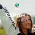 Sophia Thomalla Instagram - FUSSBALLZEIT mit @sophiathomalla 💙🤍 Doppelte Frauenpower am DFB-Campus. @laurawontorra begrüßt in der dritten Folge ein Schalker Kind. ⚽ Den Link zum YouTube-Video findet ihr in der Story. 📺 Alle weiteren Infos gibt’s auf fussballzeit.dfb.de 📲 #dfb #fussballzeit