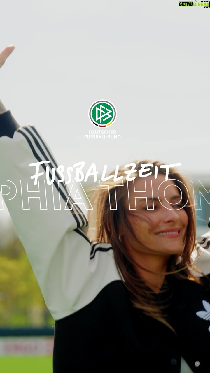 Sophia Thomalla Instagram - FUSSBALLZEIT mit @sophiathomalla 💙🤍 Doppelte Frauenpower am DFB-Campus. @laurawontorra begrüßt in der dritten Folge ein Schalker Kind. ⚽ Den Link zum YouTube-Video findet ihr in der Story. 📺 Alle weiteren Infos gibt’s auf fussballzeit.dfb.de 📲 #dfb #fussballzeit