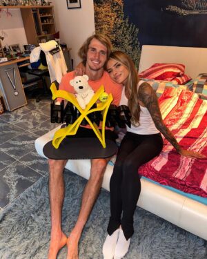Sophia Thomalla Instagram - Wenn das so weiter geht, müssen wir jetzt immer hier übernachten… 🏆😂🧸 @alexzverev123 @hamburgopen