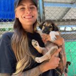 Sophia Thomalla Instagram - Während ich mich in den letzten Tagen mit Lügnern und schlechten Menschen befassen musste, befasse ich mich heute mal mit den Guten. Ich besuchte auf Einladung das Tierheim @dog_and_cat_rescue_samui ❤️ über 300 Hunde und 100 Katzen werden jeden Tag dort betreut. Es gibt täglich ärztliche Behandlungen, Strandspaziergänge, Versorgung und ganz viel Liebe! Was für tolle Leute! ❤️ Hab eine Spende dagelassen, Futter mitgebracht und eine Patenschaft übernommen. Timo (vorletztes Bild) ist mein neues Patenkind 🐶. Besucht und spendet gerne wenn ihr mal hier sein solltet! Die Tiere würden sich freuen