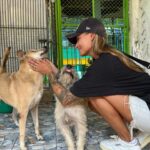 Sophia Thomalla Instagram - Während ich mich in den letzten Tagen mit Lügnern und schlechten Menschen befassen musste, befasse ich mich heute mal mit den Guten. Ich besuchte auf Einladung das Tierheim @dog_and_cat_rescue_samui ❤️ über 300 Hunde und 100 Katzen werden jeden Tag dort betreut. Es gibt täglich ärztliche Behandlungen, Strandspaziergänge, Versorgung und ganz viel Liebe! Was für tolle Leute! ❤️ Hab eine Spende dagelassen, Futter mitgebracht und eine Patenschaft übernommen. Timo (vorletztes Bild) ist mein neues Patenkind 🐶. Besucht und spendet gerne wenn ihr mal hier sein solltet! Die Tiere würden sich freuen