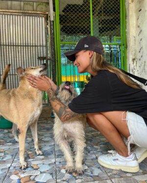 Sophia Thomalla Instagram - Während ich mich in den letzten Tagen mit Lügnern und schlechten Menschen befassen musste, befasse ich mich heute mal mit den Guten. Ich besuchte auf Einladung das Tierheim @dog_and_cat_rescue_samui ❤️ über 300 Hunde und 100 Katzen werden jeden Tag dort betreut. Es gibt täglich ärztliche Behandlungen, Strandspaziergänge, Versorgung und ganz viel Liebe! Was für tolle Leute! ❤️ Hab eine Spende dagelassen, Futter mitgebracht und eine Patenschaft übernommen. Timo (vorletztes Bild) ist mein neues Patenkind 🐶. Besucht und spendet gerne wenn ihr mal hier sein solltet! Die Tiere würden sich freuen